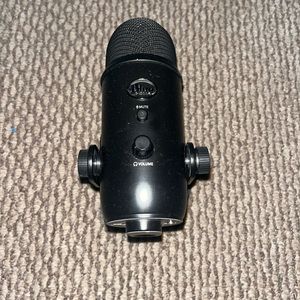 Blue Yeti Microphone (no cords)